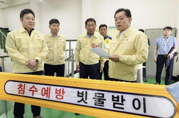 이재준 수원시장이 침수 취약지역인 평동 배수펌프장을 방문해 운영현황을 점검하고 있다.