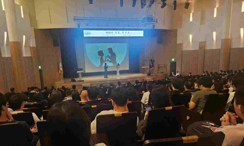 화성특례시가 시청 대강당에서 공직생애주기 맞춤형 청렴교육 일환으로 공직자 300여 명을 대상 ‘청렴 콘서트’를 개최했다.