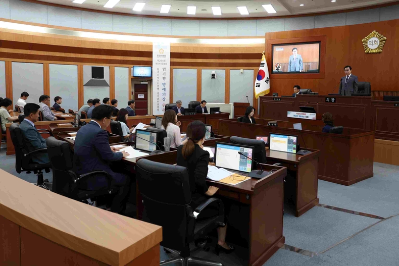 오산시의회(의장 이상복)는 27일 제3차 본회의를 끝으로 19일간 이어진 제294회 제1차 정례회를 모두 마무리했다.