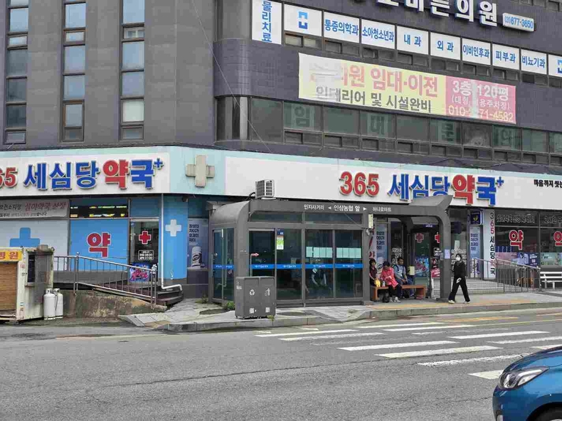 안성시가 시민들의 야간 의약품 구매 불편을 해소하고 응급상황 발생 시 약국 접근성을 높이기 위해 2025년 1월부터 공공심야약국을 지정·운영하고 있다.