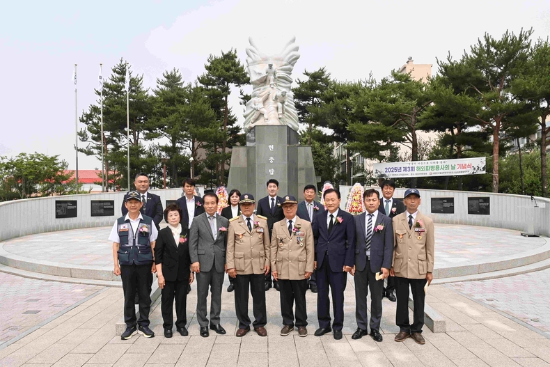 화성특례시의회 화성 현충공원 내 현충탑에서 열린 해외파병 용사의 날에 참석해 월남 참전 유공 영웅들의 숭고한 희생과 헌신을 기리며 감사와 존경의 뜻을 전했다.