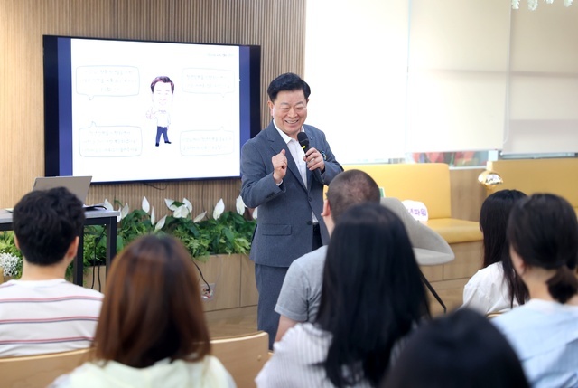 박승원 시장이 ‘청년잡(Job)담’ 토크콘서트에서 청년들과 직접 소통에 나서 광명시 청년정책의 방향과 실효성 있는 일자리 전략 추진을 약속했다.