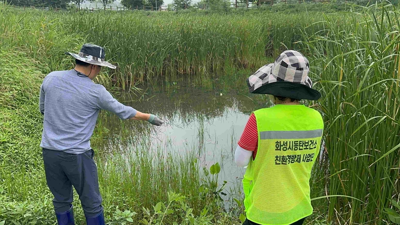 화성시동탄보건소 관계자가 너른공원에서 모기 매개 감염병 예방을 위한 성충방제작업을 하고 있다.