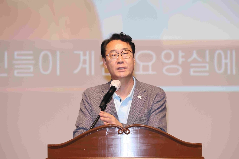 정명근 화성특례시장이 장안대학교 일야아트홀에서 열린 ‘2025년 요양보호사의 날’ 기념식에서 축사를 하고 있다.