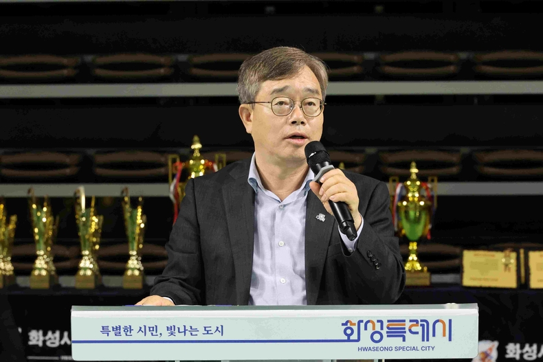 조승문 화성특례시 제2부시장이 화성종합경기타운 실내체육관에서 열린 ‘제6회 화성특례시장배 줄넘기대회’ 개회식에서 환영사를 하고 있다.