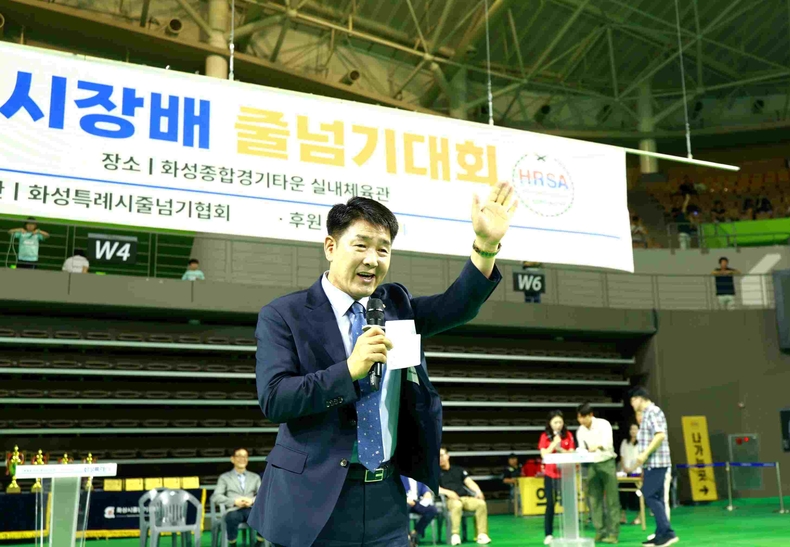 화성특례시의회가 화성종합경기타운 실내체육관(향남읍)에서 열린 ‘제6회 화성특례시장배 줄넘기대회’에 참석해 줄넘기 동호인들의 멋진 경기와 화합의 자리를 응원했다.