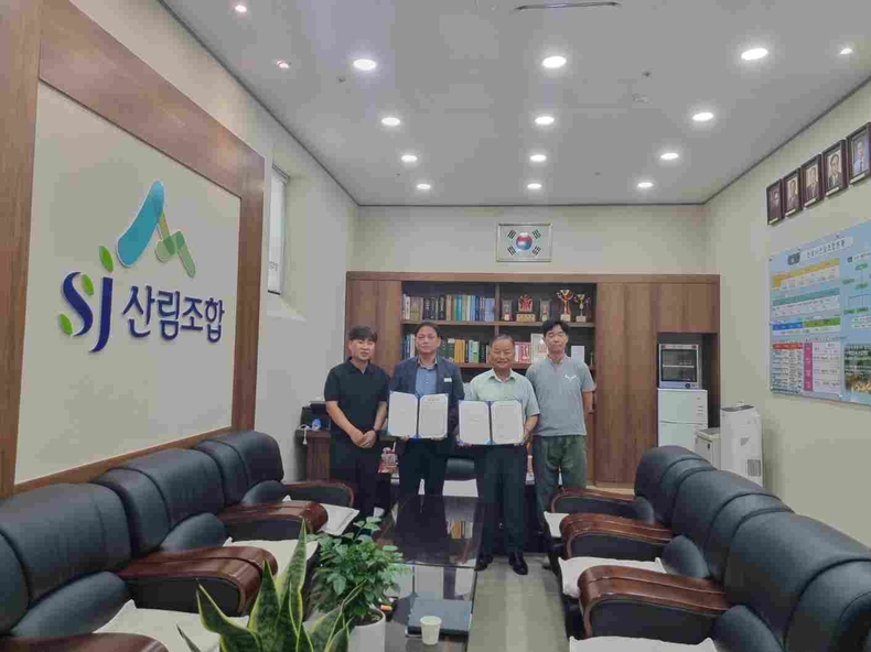 안성시 산림녹지과와 안성시 산림조합이 안성시 산림조합에서 청렴문화 확산을 위한 반부패·청렴 업무협약을 체결했다..