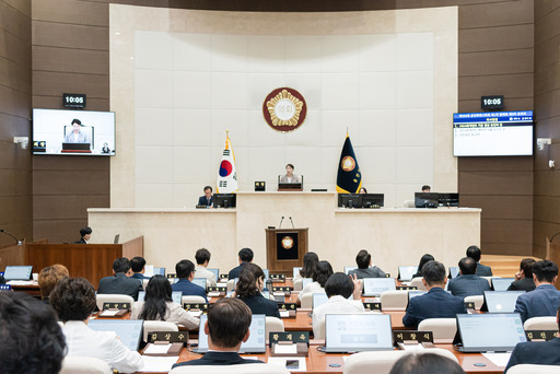 용인시의회가 제293회 제1차 정례회 제3차 본회의를 열고, 지난 12일부터 27일까지 16일간 진행된 정례회 일정을 마무리했다.