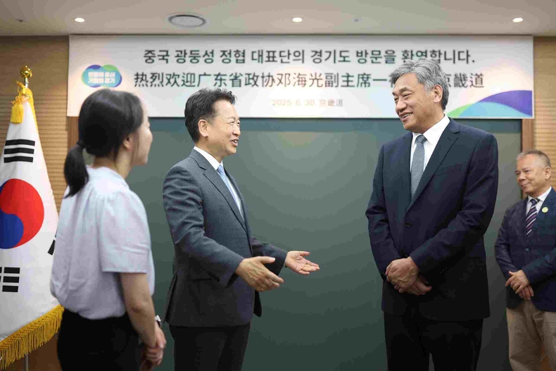 고영인 경기도 경제부지사는 30일 경기도청에서 덩하이광(鄧海光) 광둥성 정치협상회의 부주석과 만나, 경제통상·문화관광·환경·청소년 등 분야에서 양 지역 교류협력을 강화할 방안을 논의했다.