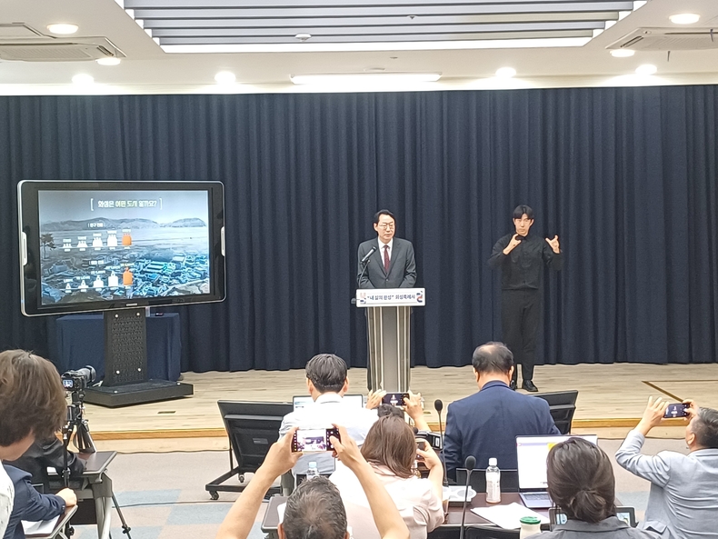 정명근 화성특례시장이 1일 시청 대회의실에서 민선8기 3주년을 맞아 지난 3년간의 주요 성과와 앞으로의 시정 방향을 시민과 언론에 직접 설명했다. 정 시장이 언론인들에게 질문을 받고 있다. (사진=정일수 기자)