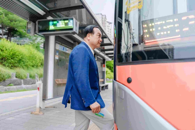 오산시는 1일 이권재 시장이 서울역행 5104번 광역버스를 직접 타고 시민들의 이용 불편을 살피는 현장 소통에 나섰다.