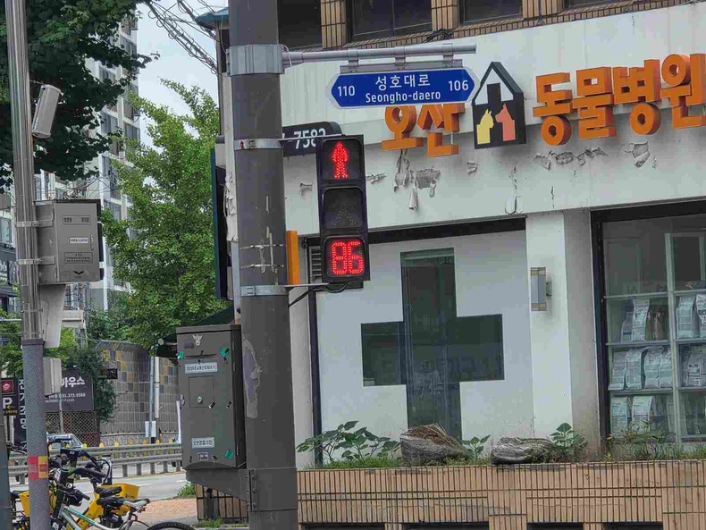 오산시가 시민의 안전한 보행환경 조성을 위해 관내 주요 교차로 3개소에 ‘보행신호등 적색 잔여시간 표시기’를 설치 완료했다.
