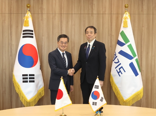 김동연 경기도지사가 도청에서 미즈시마 코이치 주한일본대사와 만나 경제·투자, 문화·인적 교류, 지방정부 간 공동 프로젝트 확대 방안을 논의했다.