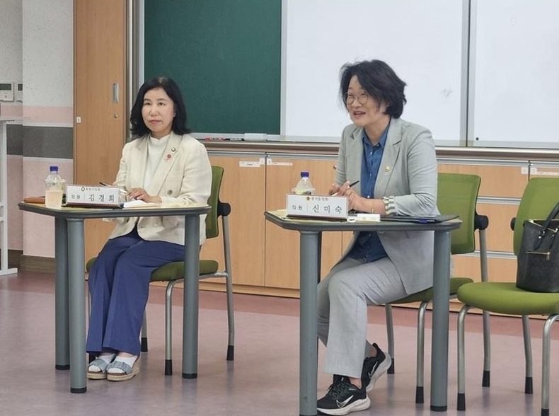 김경희 화성특례시의회 의원이 남양초등학교에서 열린‘신미숙·김경희 의원과 함께하는 다문화 학부모 정담회’를 열고 있다.