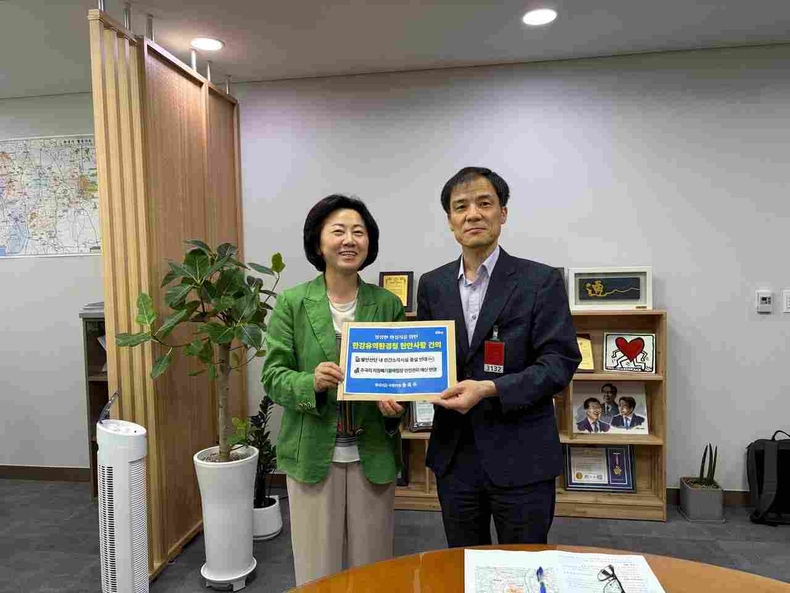 송옥주 국회의원(더불어민주당·국회 농림축산식품해양수산회)이 국회 의원회관에서 한강유역환경청 홍동곤 청장을 만나 주곡리 지정폐기물매립장 사후관리 방안과 발안일반산단 민간소각시설 증설 문제에 대한 주민 건의문을 전달하고 개선방안에 대해 논의했다.