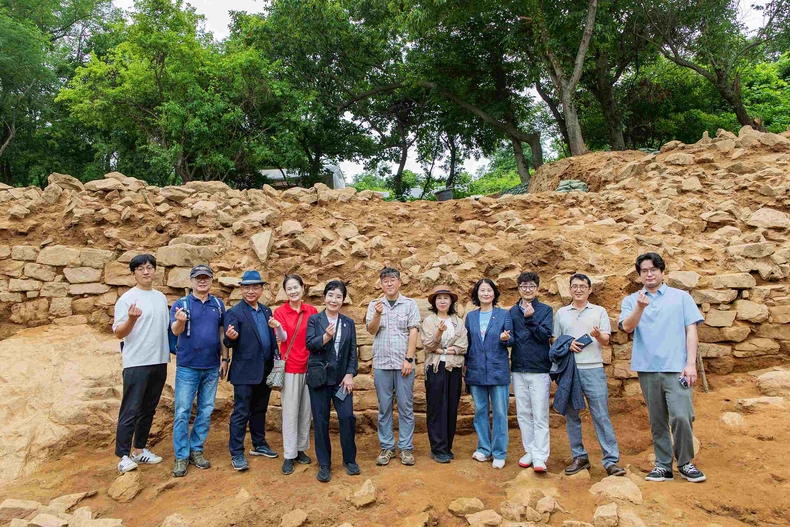 화성특례시의회 의원 연구단체인‘화성특례시 복합문화관광특구 추진 연구회(대표의원 김경희)’가 화성당성을 방문해 현장 간담회를 개최했다.