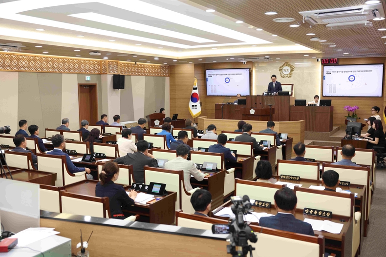 평택시의회가 본회의장에서 제1차 정례회 제2차 본회의를 끝으로 6월18일부터 17일간 진행된 제256회 제1차 정례회 의사일정을 마무리했다. 본회의 모습.