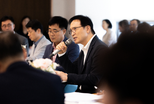 경기도교육청이 남부청사 대회의실에서 '2025년 2분기 직속기관장 협의회'를 열어 직속기관의 운영 방향과 협력 방안을 논의했다.