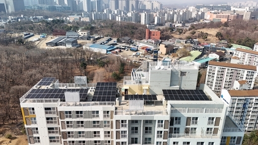 GH는 7일 입주민의 주거비와 공용 전기요금 부담을 줄이기 위해 평택고덕·하남덕풍 경기행복주택 2개 단지에 태양광 발전 설비 설치를 마쳤다.