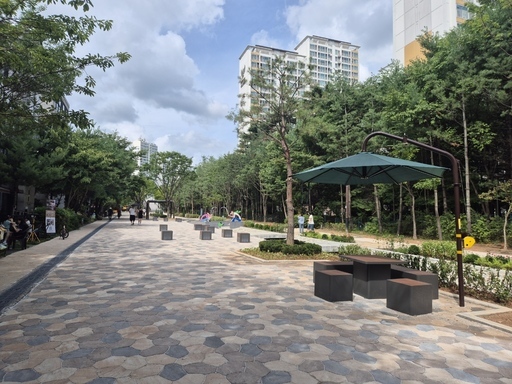 용인시가 기흥구 동백지구 이주자 택지 인근(동백동 652번지 일원)에 보행자통로 문화공간 조성 공사를 마쳤다.