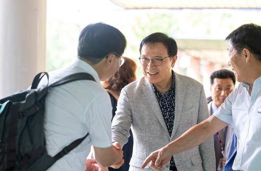 경기도교육청이 여주자영농업고등학교와 국제첨단농업전문학교를 찾아 '미래첨단농업학교' 조성 현황을 점검하고 산학협력 확대 방안을 논의했다.