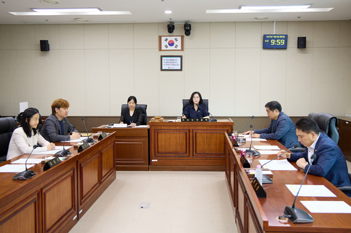 용인시의회 의회운영위원회는 의회운영위원회 회의를 개최해 제294회 임시회를 7월14일부터 18일까지 5일간의 일정으로 개회하기로 결정했다.