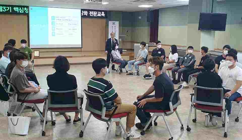 경기도농업기술원이 오는 8월27일까지 농업기술교육센터에서 ‘제4기 핵심 청년농업인 리더십 역량강화 전문교육’을 운영한다. 
