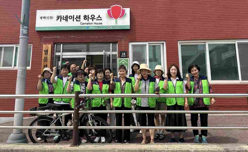 평택시 신장2동이 자율방재단과 신장2동 행정복지센터 직원 등 20여 명이 폭염 대비를 위해 관내 무더위 쉼터 2개소를 현장 점검했다.