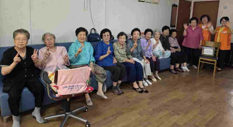 평택시 통복동 자원봉사 나눔센터가 통복동 행정복지센터에서 관내 취약계층을 위한‘오이지 나눔 행사’봉사활동을 진행했다.