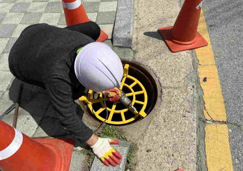안성시가 추락방지시설을 설치하고 있다.