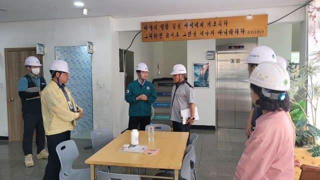 안산시가 폭염 장기화에 따른 무더위쉼터와 건설 현장 등 폭염 취약시설 현장점검을 진행했다.