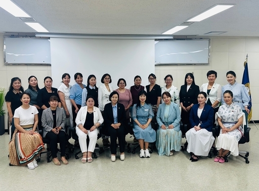 정윤경 경기도의회 부의장이 안양시의회에서 열린 몽골지방의회 여성의원단 방한 환영 만찬에 참석했다.