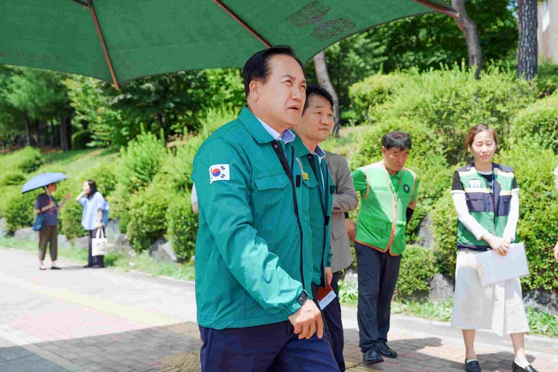 오산시가 여름철 폭염이 본격화됨에 따라 9일 오후 관내 폭염 대응시설 전반에 대한 현장점검을 실시하며 시민 안전 확보에 나섰다. 이권제 시장이 그늘막 등을 점검하고 있다.