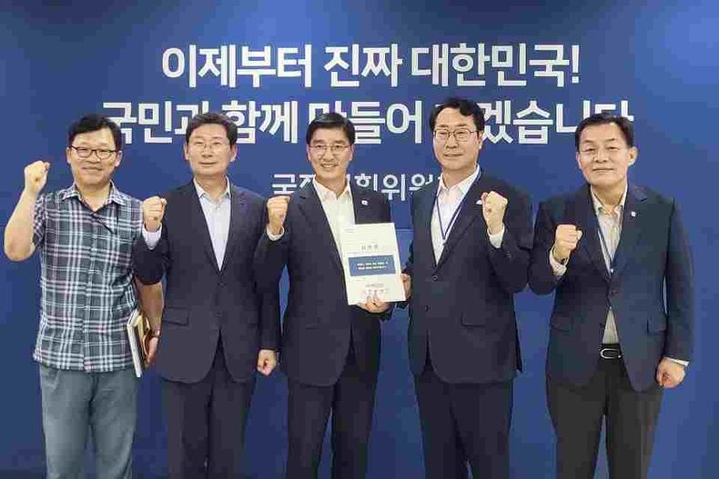 정명근 특례시시장협의회장(오른쪽 두번째)이 이해식 국정기획위원회 정치행정분과장(중앙)에게 특례시지원특별법(안)의 신속한 제정을 촉구하는 건의문을 전달하고 기념 촬영을 하고 있다.