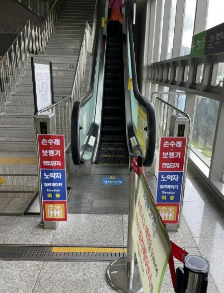용인특례시가 용인경전철을 이용하는 교통약자의 안전과 편의를 높이기 위해 ‘스크린도어 보강사업’과 ‘에스컬레이터 속도저감 시범사업’을 추진한다.