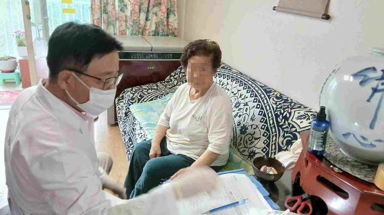 오산시가 보건복지부 주관 ‘노인 방문 구강건강관리 시범사업’에 참여해 치과 접근성이 낮은 의료취약 어르신들을 대상으로 찾아가는 구강보건 서비스를 운영하고 있다.