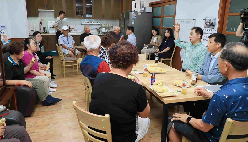 정장선 평택시장이 무더운 폭염이 지속됨에 따라 인명피해 예방을 위해 대형 공사장 및 무더위쉼터 현장 점검에 나섰다.
