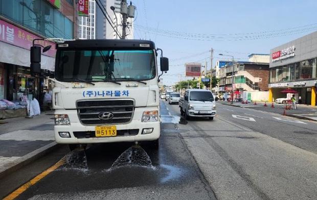 파주시가 올여름 평균기온이 평년보다 높고 폭염일수도 증가할 것으로 예상됨에 따라 7월부터 9월까지 환경국 소속 전 부서가 협력해 시민과 근로자의 건강과 안전을 위한 폭염 대응 총력전에 나선다. 살수차가 도로면에 물을 뿌리고 있다.