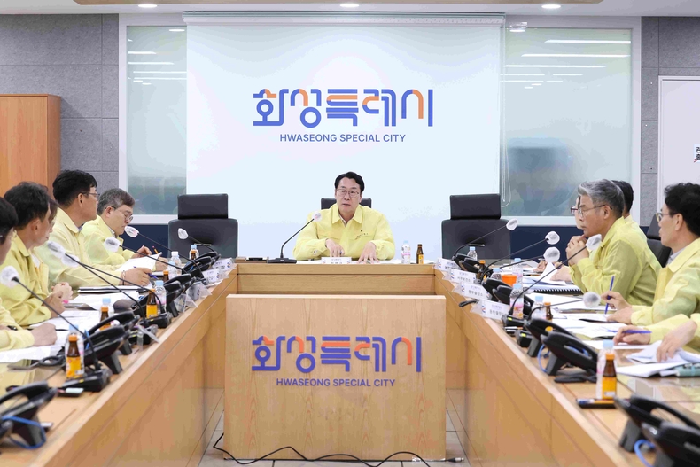 정명근 화성특례시장이 11일 폭염 대비 긴급 대책회의를 주재하며 폭염 대응을 철저히 할 것을 지시하고 있다.