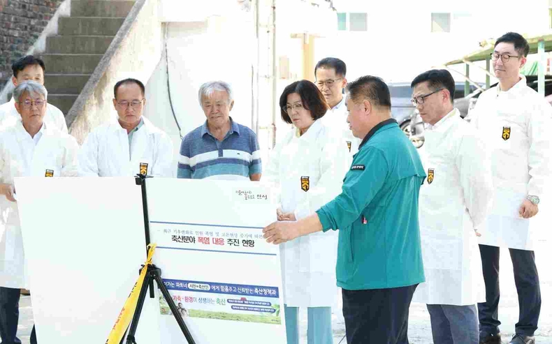 안성시가 연일 계속되는 기록적인 폭염과 관련해 폭염대비 T/F팀 상황 점검 회의와 관내 주요 시설을 중심으로 현장 점검을 시행하며 폭염 대응에 만전을 기하고 있다.