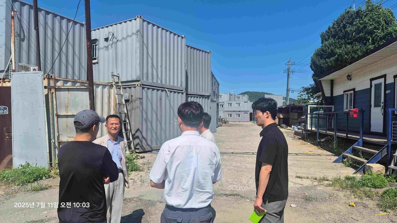 경기도가 11일 지난해 집중호우로 침수 피해를 겪은 파주시 월롱면의 이주노동자 고용 사업장을 찾아 ‘경기도-파주시 자연재난 취약현장 합동점검’을 실시했다.
