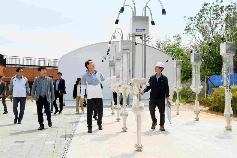  정명근 화성특례시장이 동탄패밀리풀 문화공원 현장을 점검하고 있다.