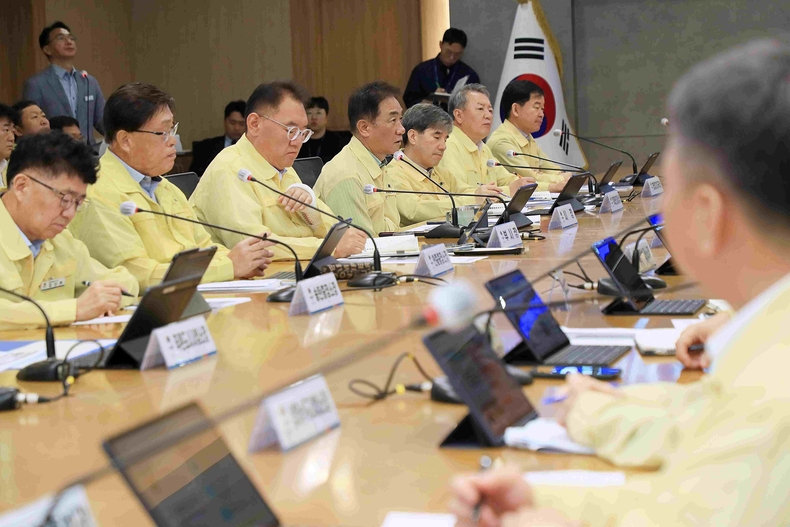 정장선 평택시장가 부시장과 실·국·소장 및 관련 부서장을 소집해 폭염 대비 추진 대책 긴급 점검 회의를 개최했다.