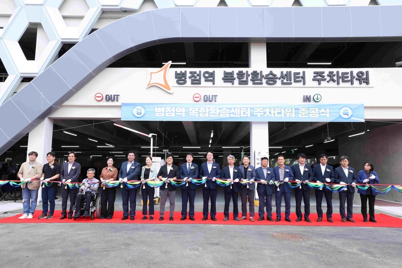 정명근특례시장(좌측10번째), 배정수 화성특례시의회 의장(좌측9번째)준공 커팅식을 갖고 있다.