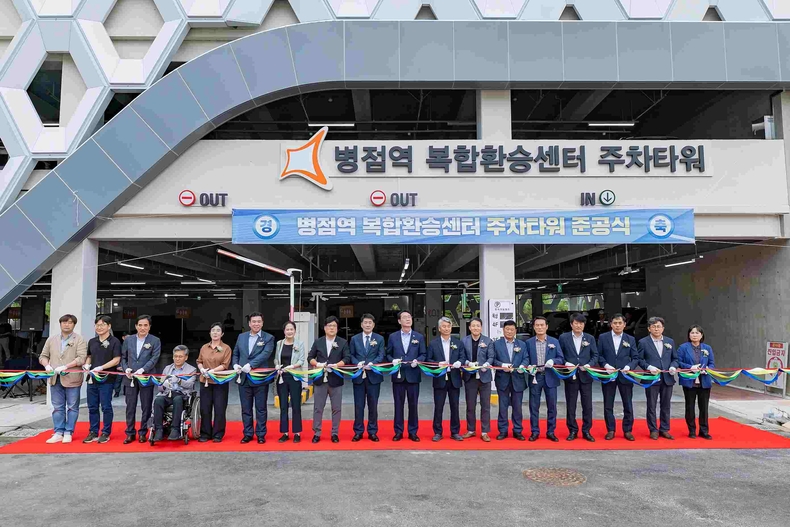 화성특례시의회가 병점역 복합환승센터 주차타워(진안동) 준공식에 참석해 시민 중심의 교통 환경 편의성 정책 확대에 뜻을 모았다. 주차타워 준공 기념 커팅식 모습.