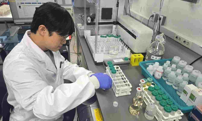 경기도농업기술원이 실시한 농업용수 수질조사 결과, 지하수와 하천수 모두 기준치 이내 ‘양호’한 상태로 확인됐다. 검사 모습.