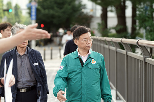신상진 시장은 최근 성남물빛정원(옛 구미동 하수종말처리장)에서 열리는 첫 시민음악회 참석에 앞서 최근 시민들이 보도교와 징검다리 설치를 요청했던 구미동 무지개마을 앞 탄천을 방문해 주변 현장 여건과 탄천 이용 실태 등을 확인하고 신속한 사업 추진을 지시했다.