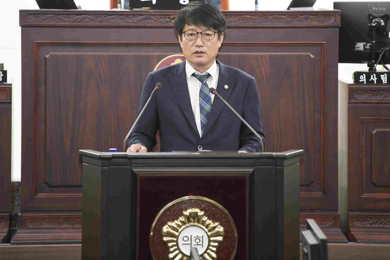 유재호 화성특례시의회 의원이 제243회 임시회 중 제1차 본회의에서 5분 자유발언을 하고 있다.