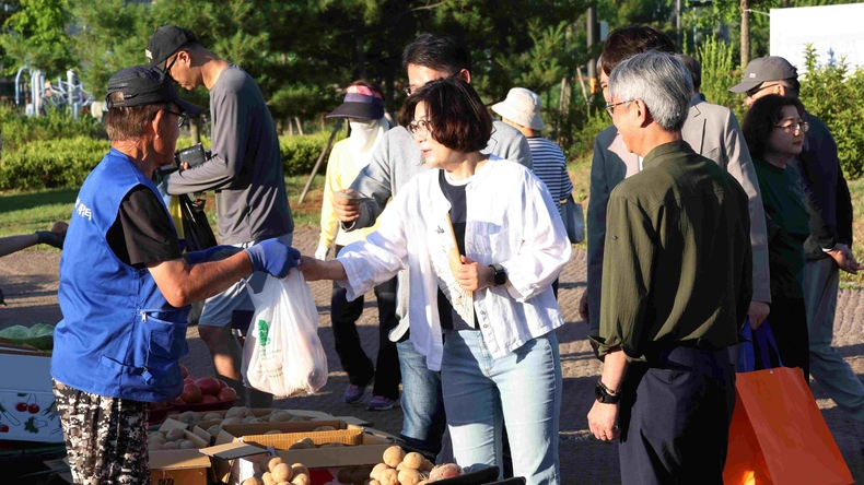 김보라 안성시장이 최근 로컬푸드 농산물 직거래 장터 현장의 목소리를 듣기 위해 새벽시장과 주말장터를 오가며 현장을 찾았다.