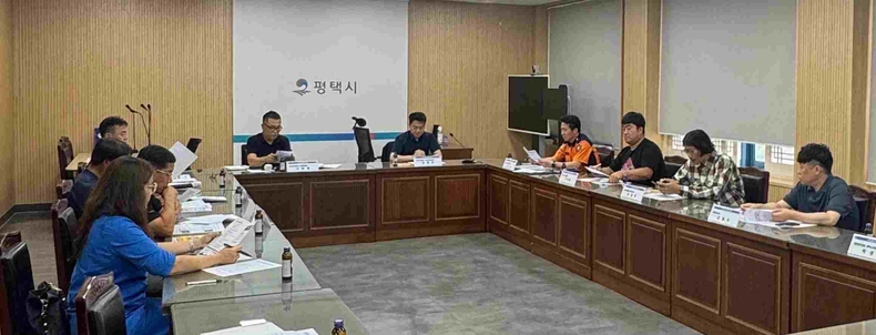 평택시가 매년 1~3건씩 발생하는 축사 화재와 연일 지속되는 폭염에 대응해 피해를 예방하고 실효성 있는 대책을 마련하기 위해‘축산농가 화재 예방 및 폭염 대응 간담회’를 개최했다.